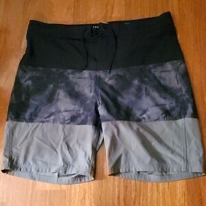 Old Navy California Men's Black/Gray Swimming Trunks - Size 40